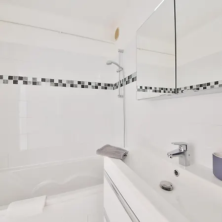 Near Cap D'antibes & Beach Two-bedroom * アンティーブ