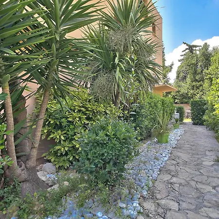 Near Cap D'antibes & Beach Two-bedroom アンティーブ