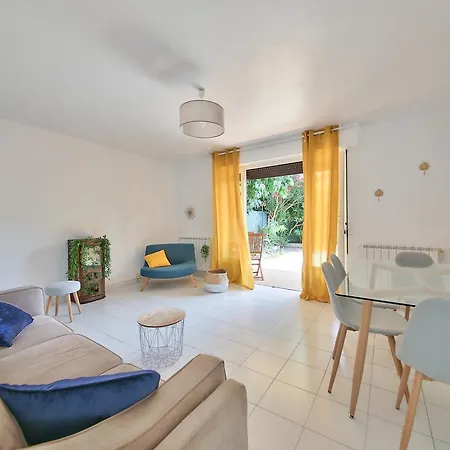Near Cap D'antibes & Beach Two-bedroom アンティーブ