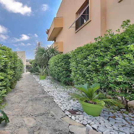 Near Cap D'antibes & Beach Two-bedroom アンティーブ