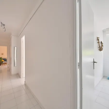 Near Cap D'antibes & Beach Two-bedroom Appartement