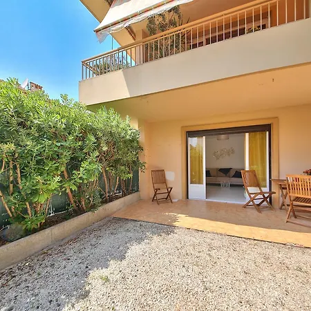 Near Cap D'antibes & Beach Two-bedroom アンティーブ